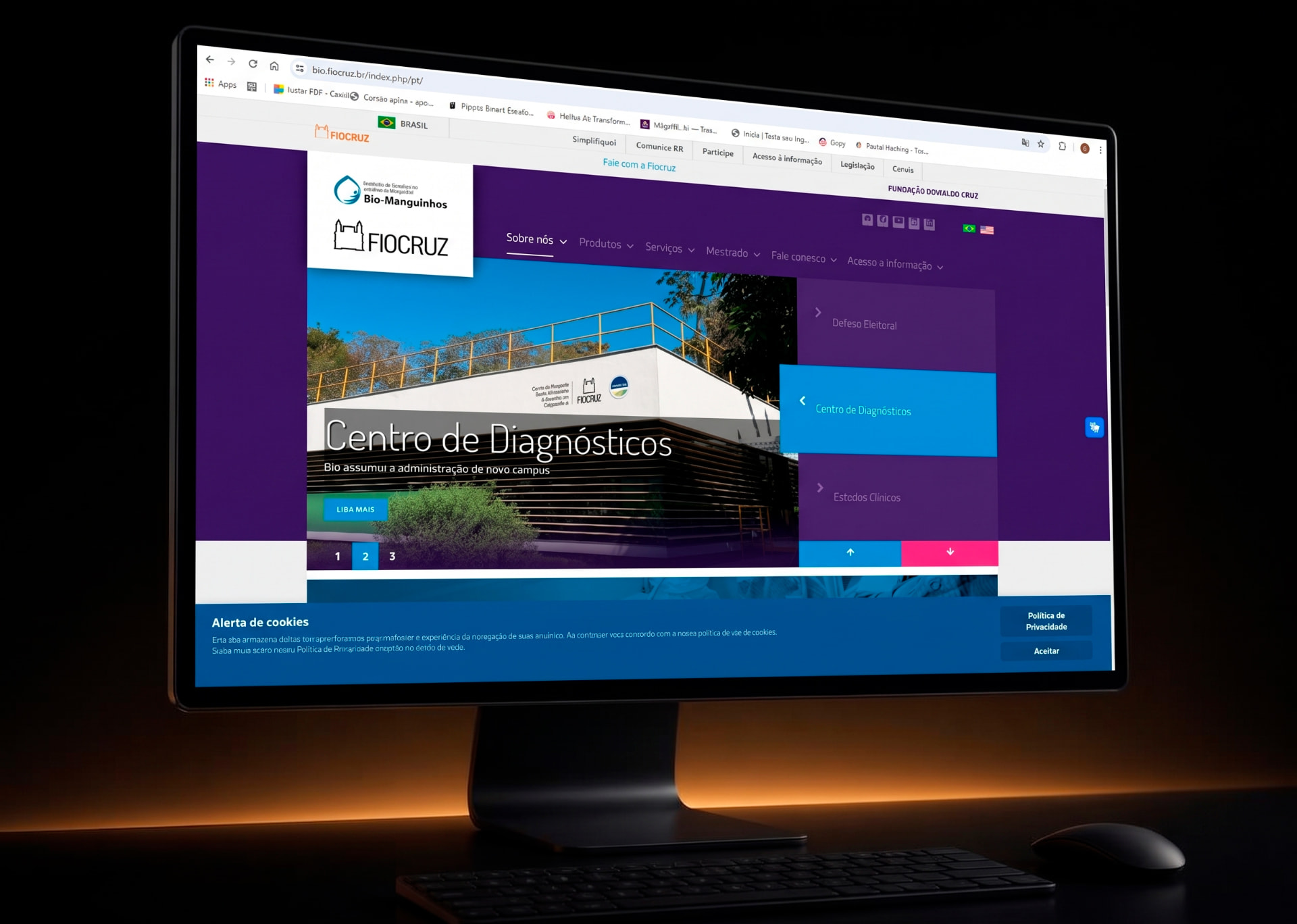 Portal Bio-Manguinhos exibido em monitor sobre fundo escuro
