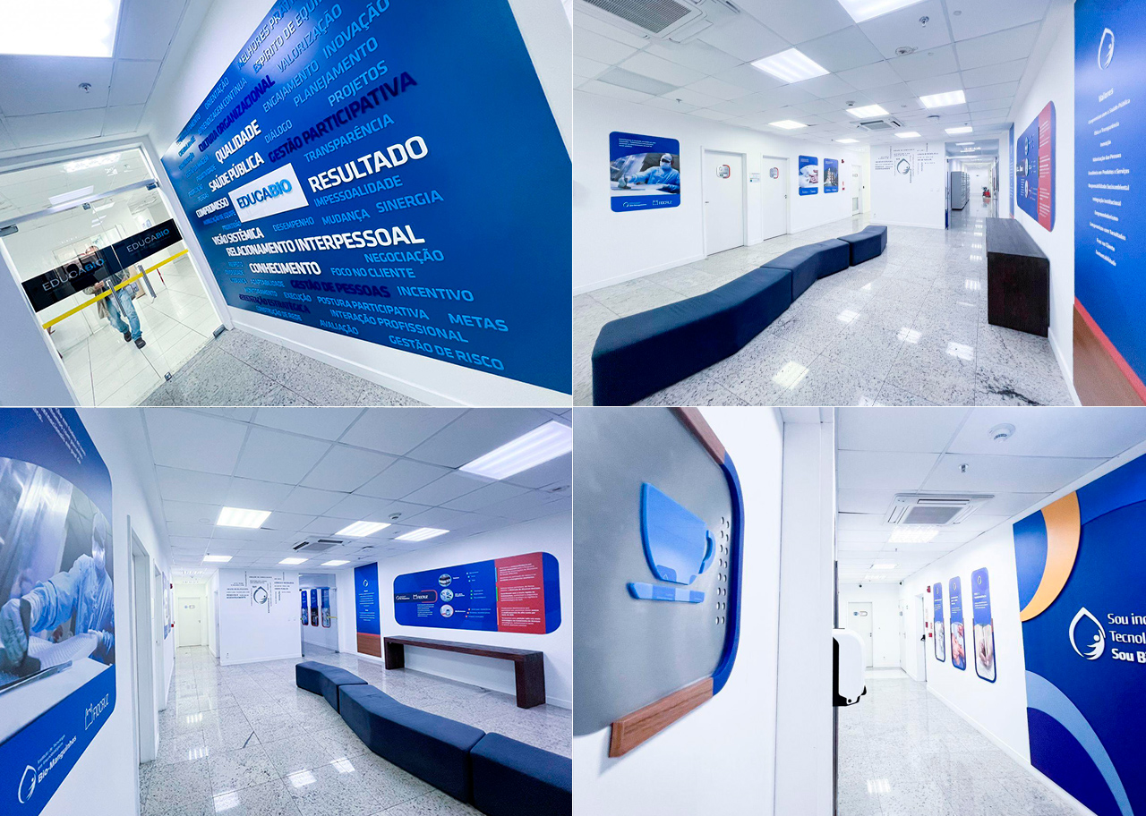 Painéis de sinalização e comunicação visual institucional em corredores do prédio administrativo